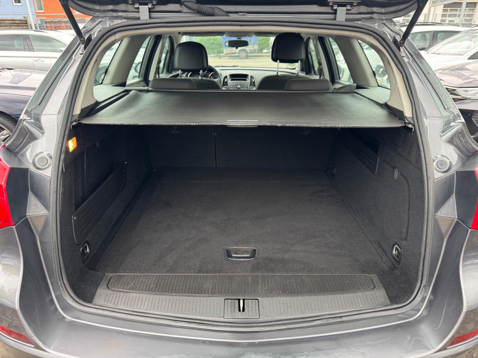 Opel Astra 2011 — photo 23