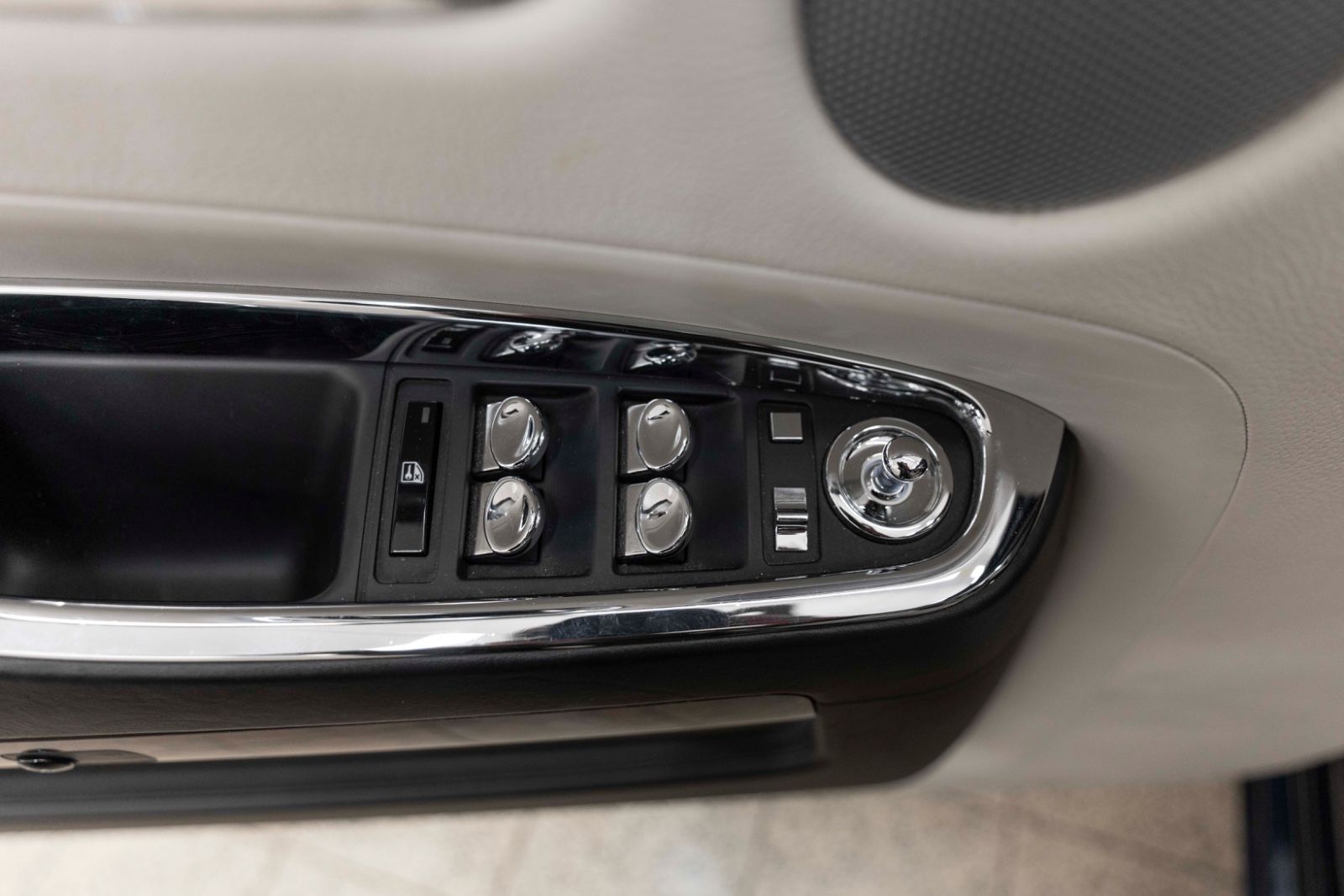 Fahrzeugabbildung Rolls-Royce Ghost V12 TWO TONE FACELIFT STERNHIMMEL KÜHLBOX