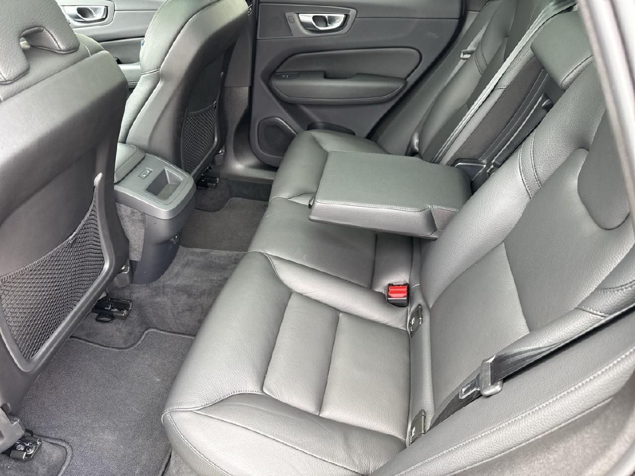 Fahrzeugabbildung Volvo XC60 Plus Dark 2WD