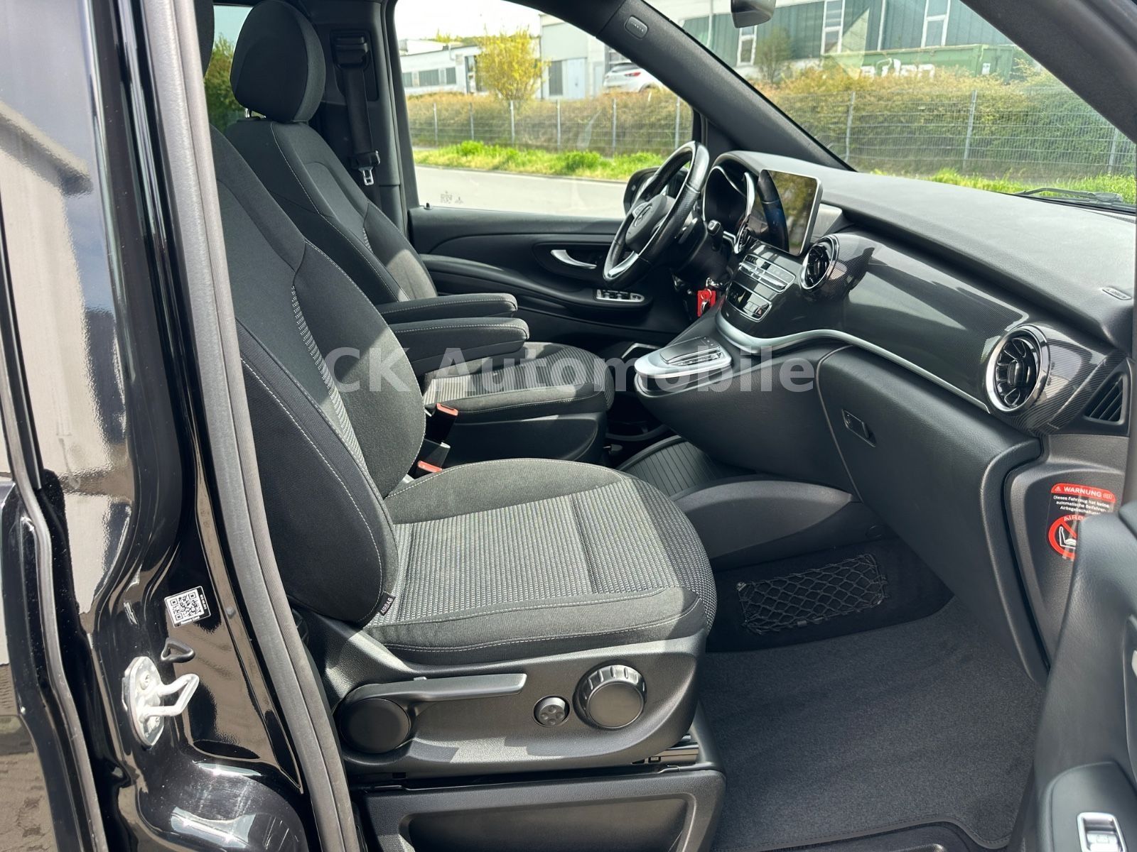Fahrzeugabbildung Mercedes-Benz V300d EDITION 4Matic AMG-Line/7 Sitze/Pano/LED