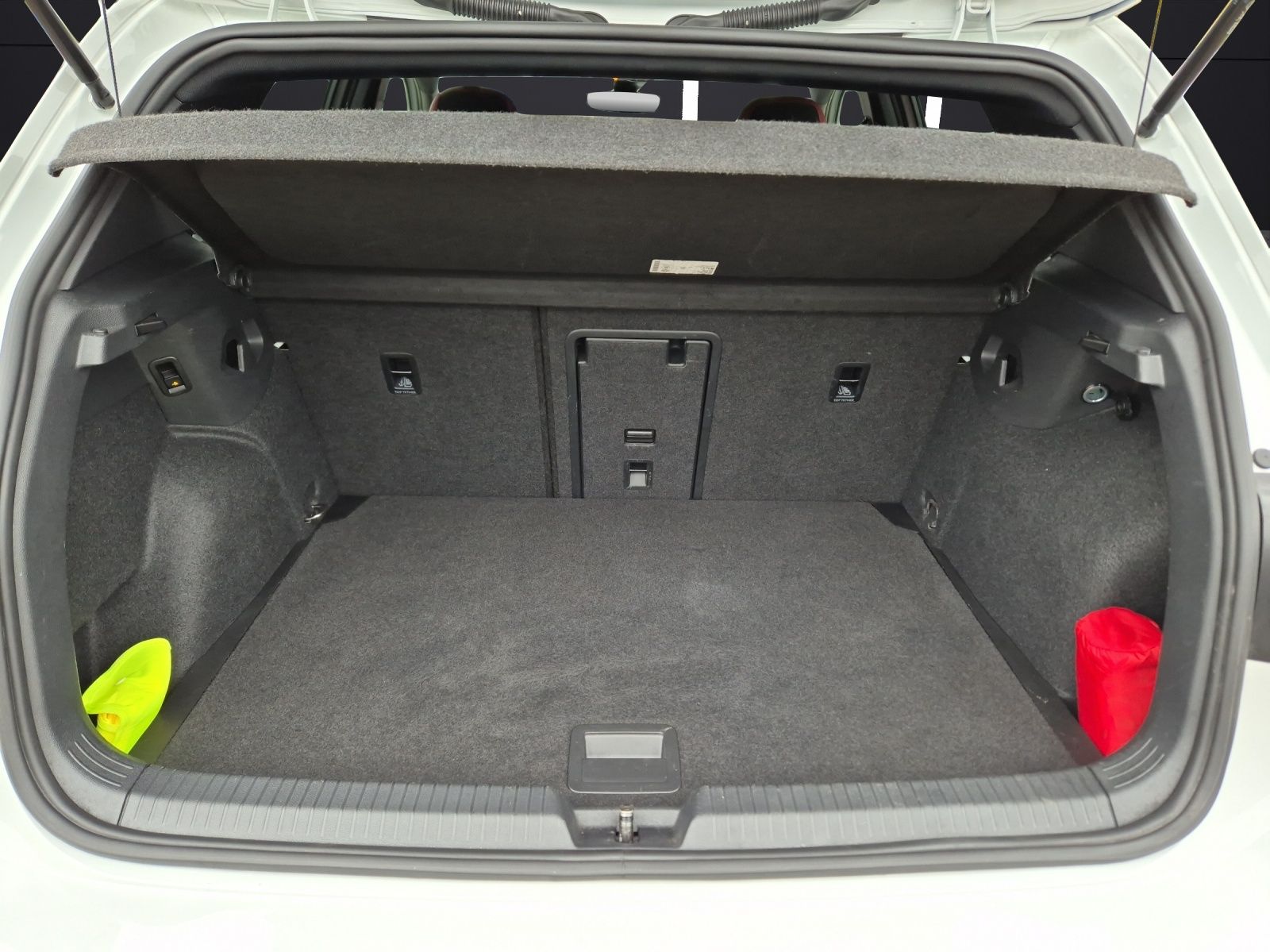 Fahrzeugabbildung Volkswagen Golf VIII GTI TSI DSG ACC LED AHZV