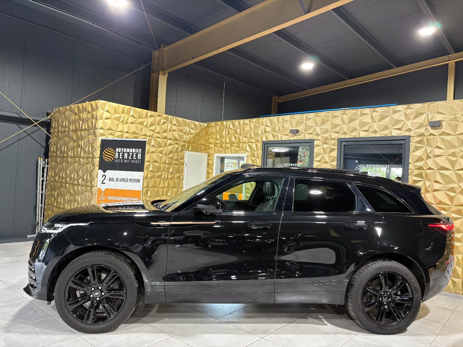 Fahrzeugabbildung Land Rover Range Rover Velar R-Dynamic SE/PANO/MEMORY/APPLE