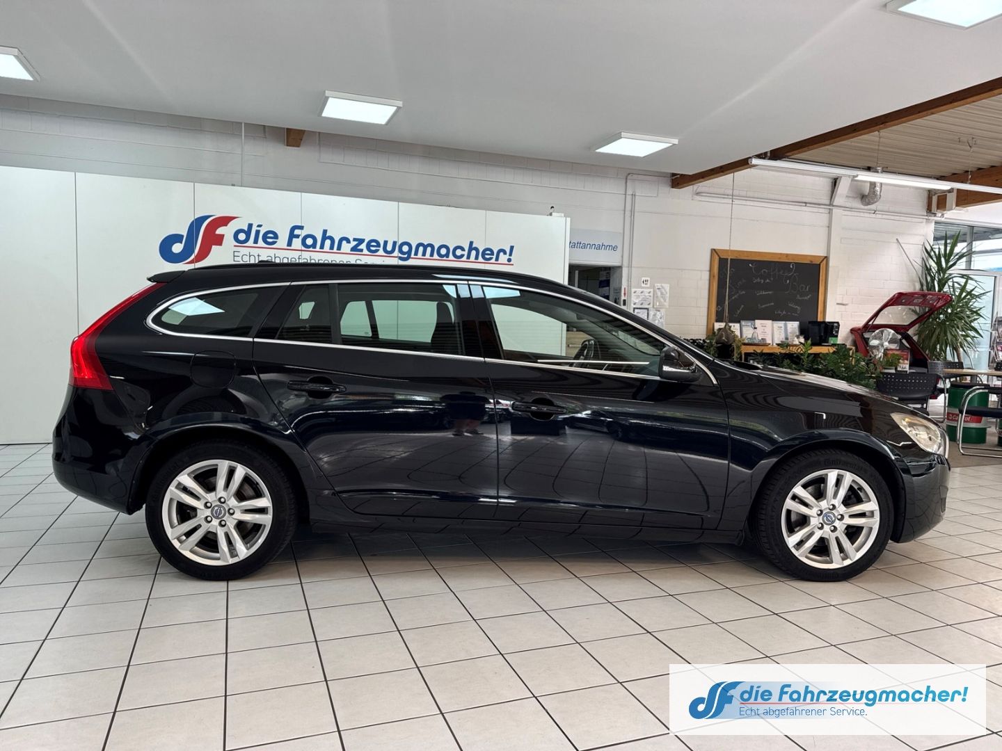 Fahrzeugabbildung Volvo V60 Kombi Momentum D3 Navi Klimaautom Musikstrea