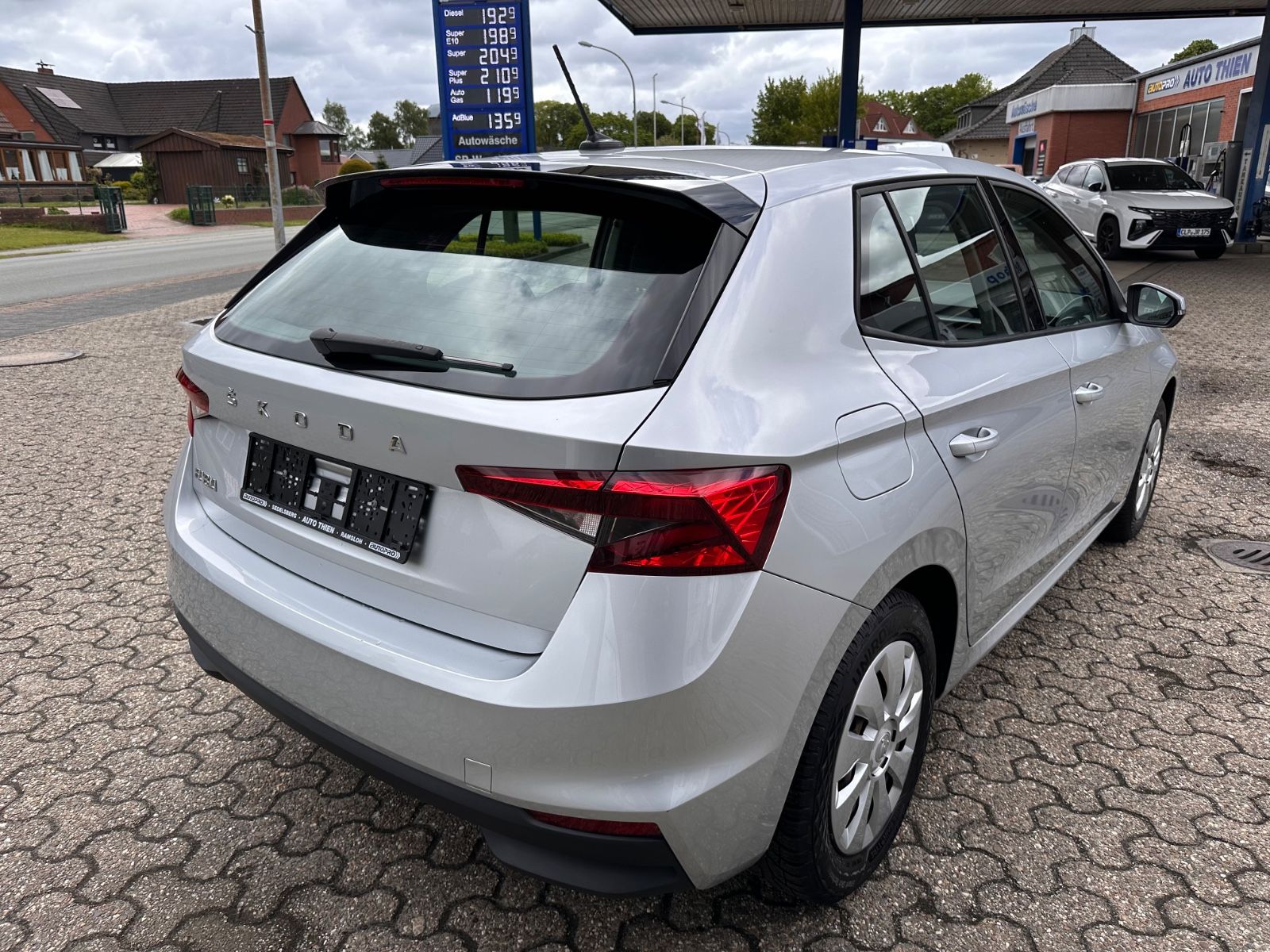 Fahrzeugabbildung SKODA Fabia 1.0 MPI Ambition APP/Klima/GJR