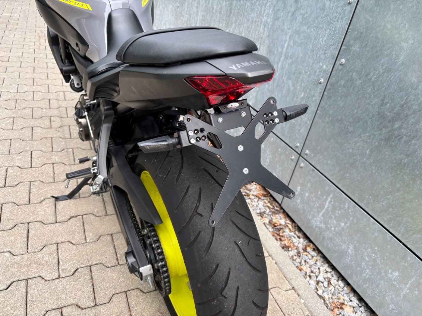 Fahrzeugabbildung Yamaha MT 07 mit Tieferlegung, kurzer Kennzeichenhalter