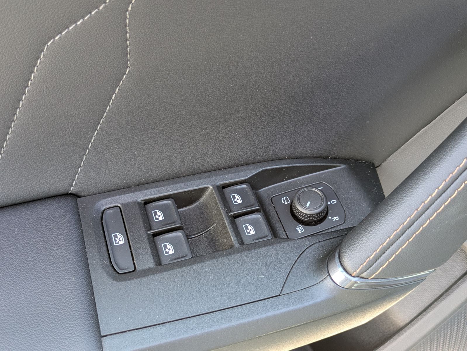 Fahrzeugabbildung CUPRA Leon 1.5 eTSI DSG MATRIX-LED*ACC*APP*KAMERA*18"