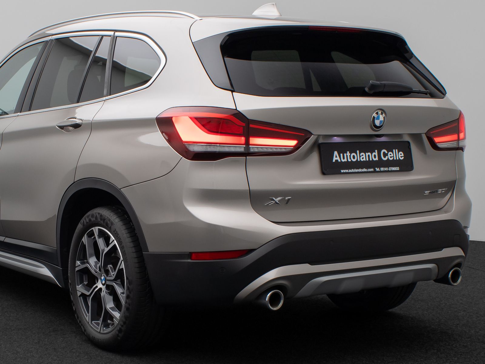 Fahrzeugabbildung BMW X1 sD20i xLine Kamera HUD DAB HiFi AHK Sport 18"