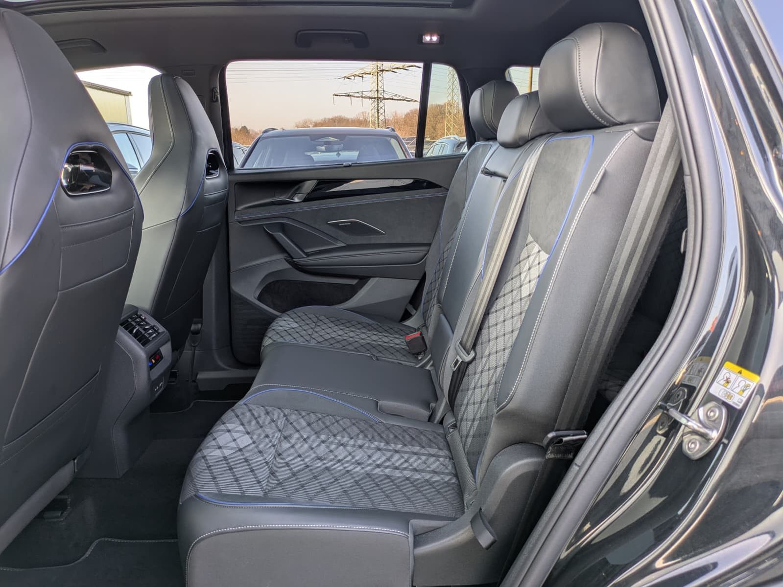 Fahrzeugabbildung Volkswagen Tayron 2.0 TDI 4M R-Line 7S*IQ-L.*PANO*HUD*AHK