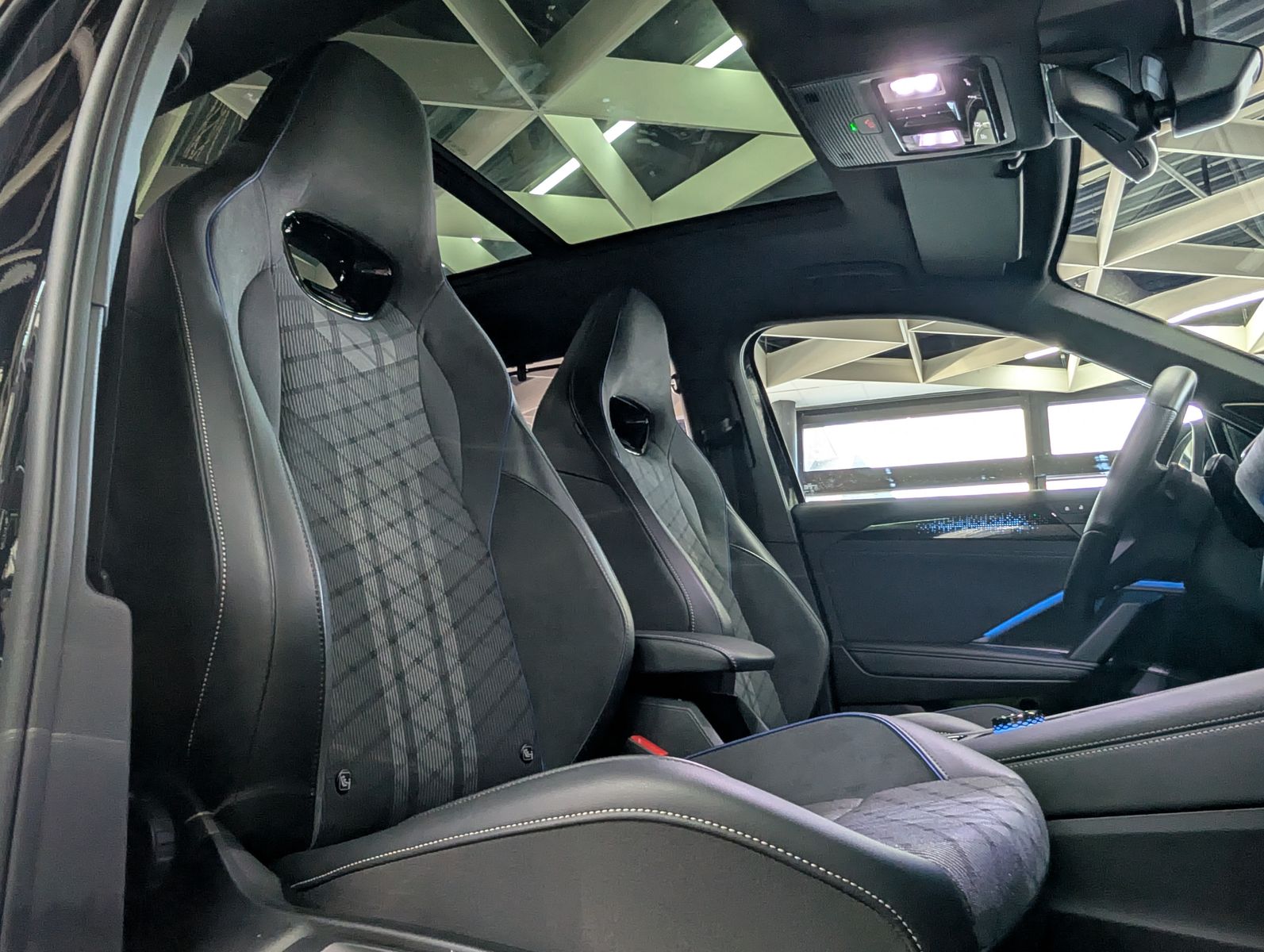 Fahrzeugabbildung Volkswagen Tayron R-Line 360°H&K HUD PANO IQ-LIGHT BLACK 7S