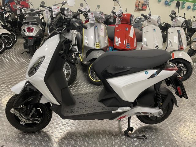 Piaggio 1 Active 60 Kmh E-Roller B196 Autoführerschein