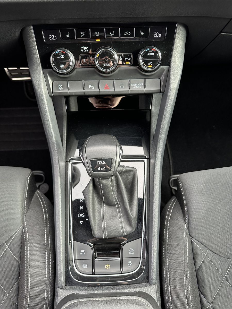 Fahrzeugabbildung SKODA Karoq 2.0 TDI DSG 4x4 Sportline NAV+LED+ACC+KAM