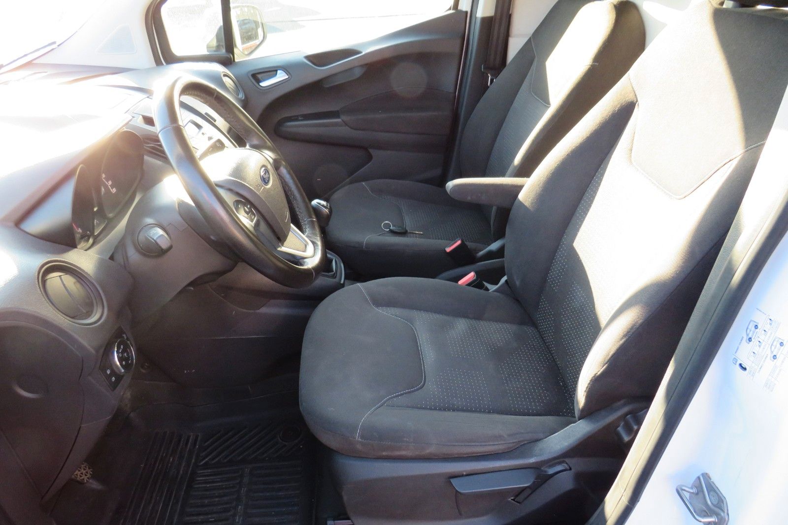 Fahrzeugabbildung Ford Transit Courier KASTEN KLIMA FLÜGEL 1.HD