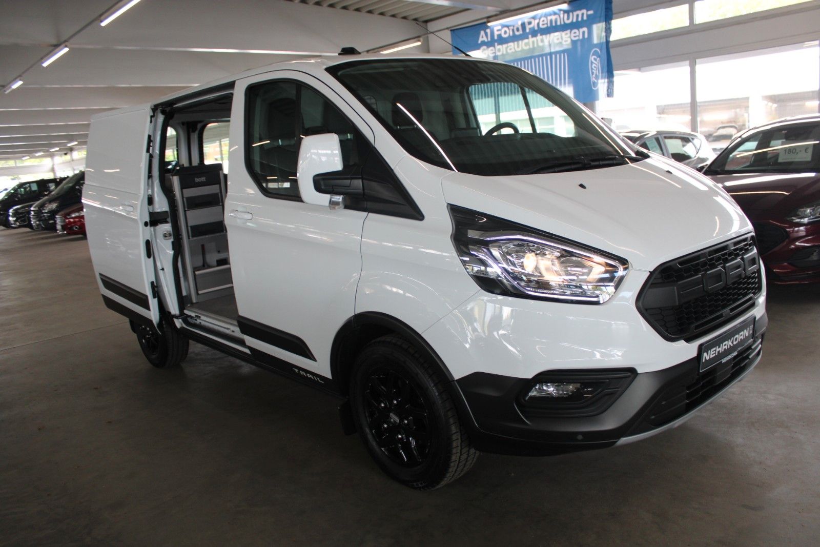 Fahrzeugabbildung Ford Transit Custom TRAIL AHK Bott Einrichtung Leder