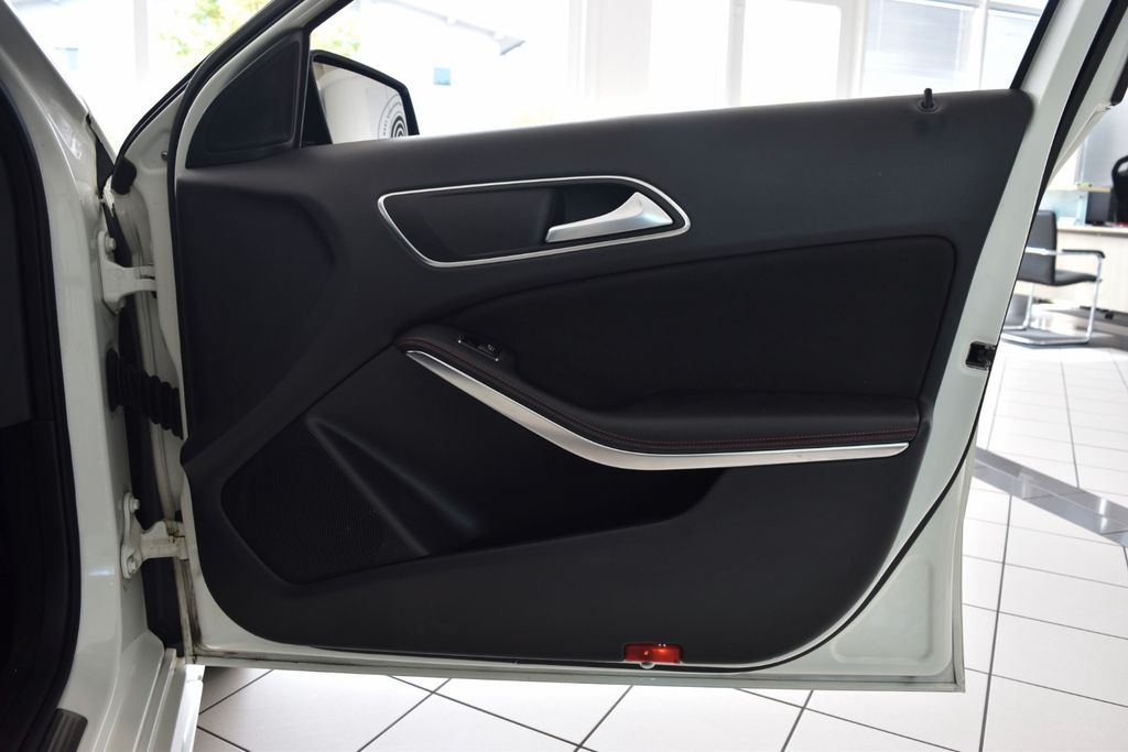 MERCEDES-BENZ A 250 Sport~AMG~Automatik~Navi~Business~LED MERCEDES-BENZ A 250 Sport~AMG~Automatik~Navi~Business~LED