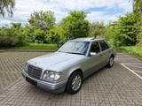 Mercedes-Benz E 300 Diesel, Klima, 5-Gang, Oldtimer - Mercedes-Benz 300 aus 1994