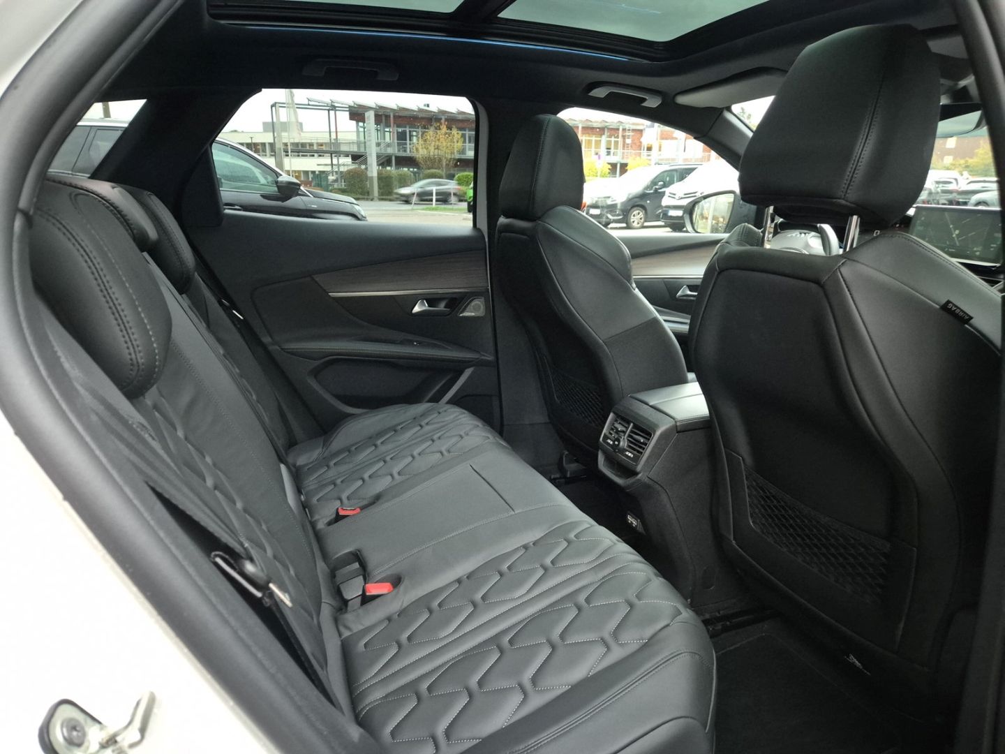 Fahrzeugabbildung Peugeot 3008 Hybrid 225 GT El. Panodach Navi Leder Digit