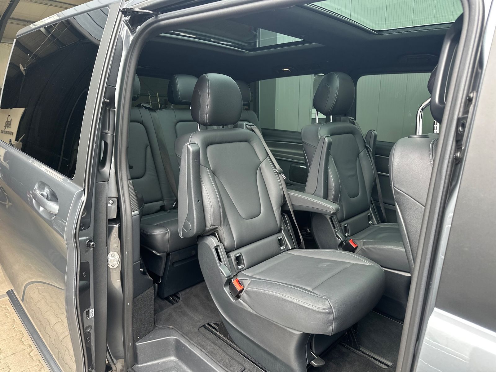 Fahrzeugabbildung Mercedes-Benz V 250 AMG-Line NAV+LED+360°+PANO+AHK+AIRMATIC
