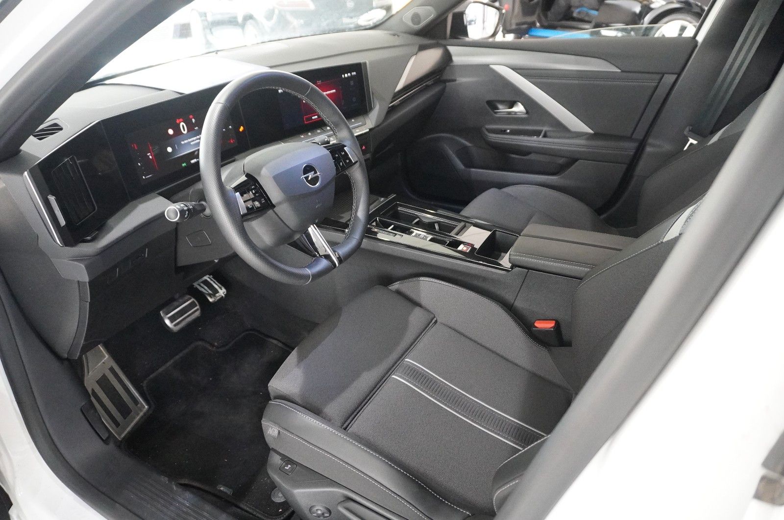 Fahrzeugabbildung Opel Astra L ST 1.2T GS SPORT NAVI/LED/360°/SPORT/DAB