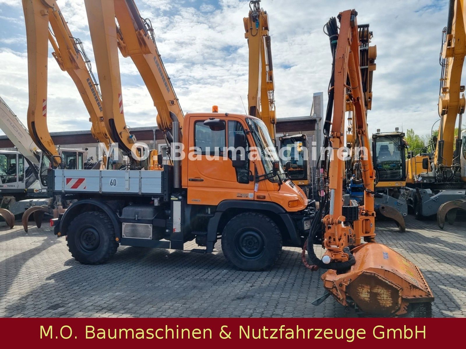 Fahrzeugabbildung Unimog U 300 Plus / Mulag  / Mähgerät / Schere / Bürste