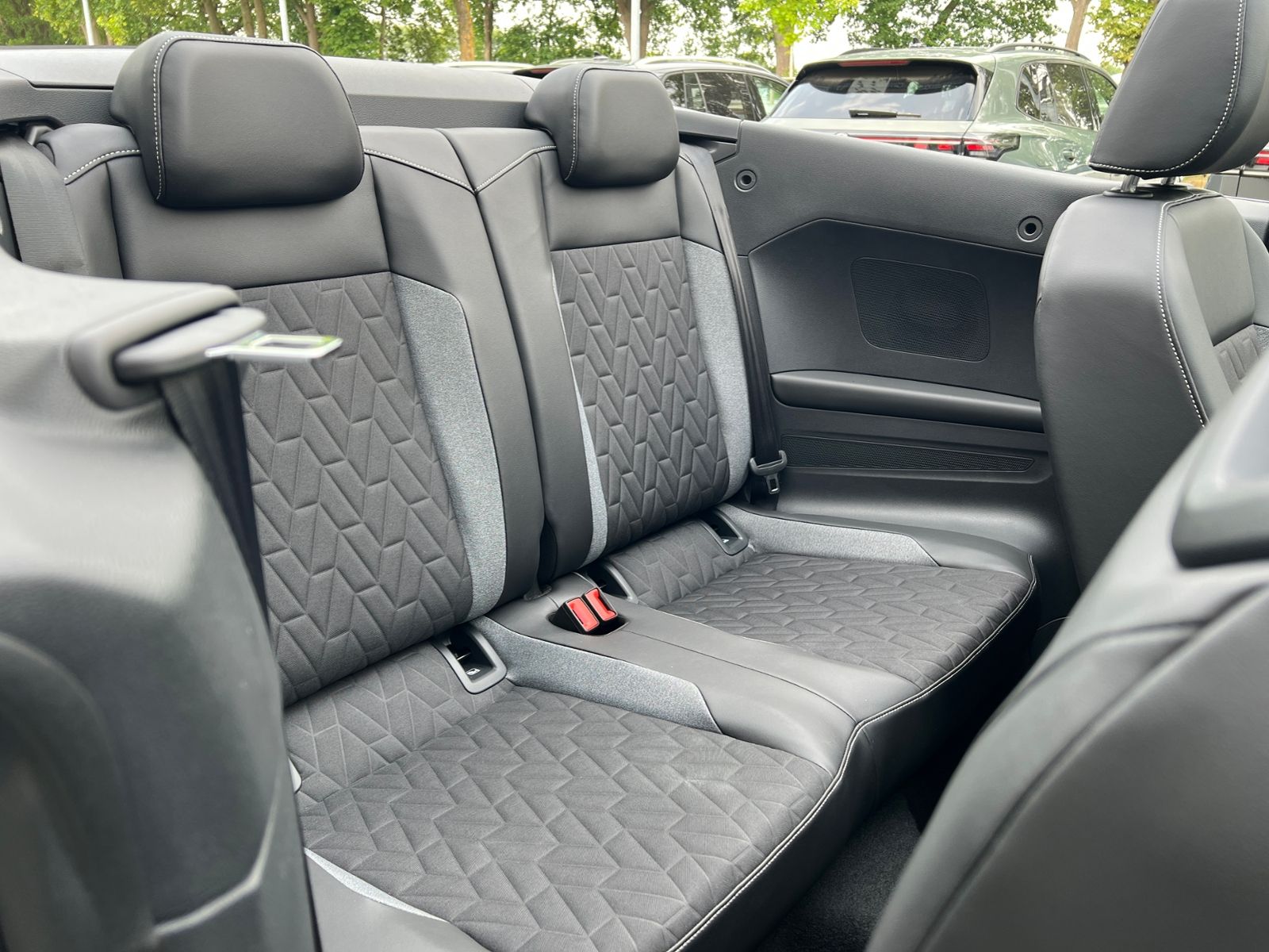 Fahrzeugabbildung Volkswagen T-Roc Cabriolet  ENERGY 1.5 TSI DSG *AHK, Navi,