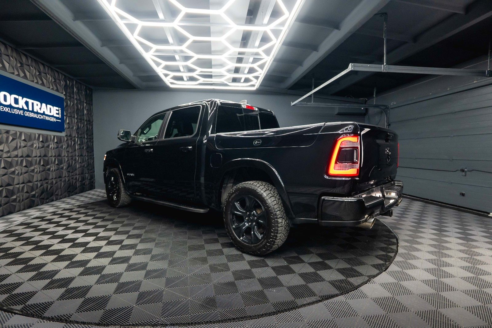 Fahrzeugabbildung Dodge RAM 5.7 V8 HEMI 4x4 Night LARAMIE RAMBOX 19%