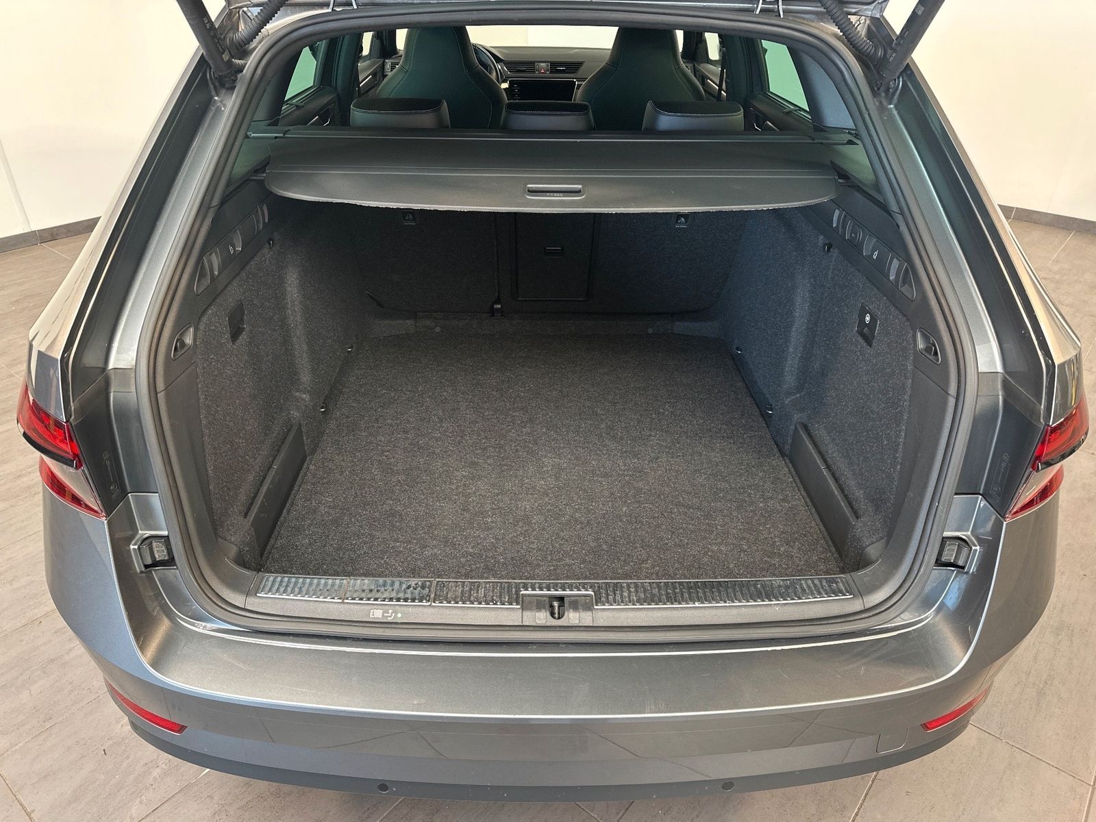 Fahrzeugabbildung SKODA Superb Combi 2.0 TDI DSG Sportline NAV+LED+AHK