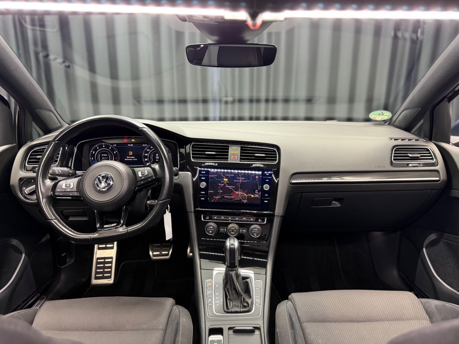 Fahrzeugabbildung Volkswagen Golf VII 2.0 R 4Motion |DSG|VIRTUAL|2.HAND
