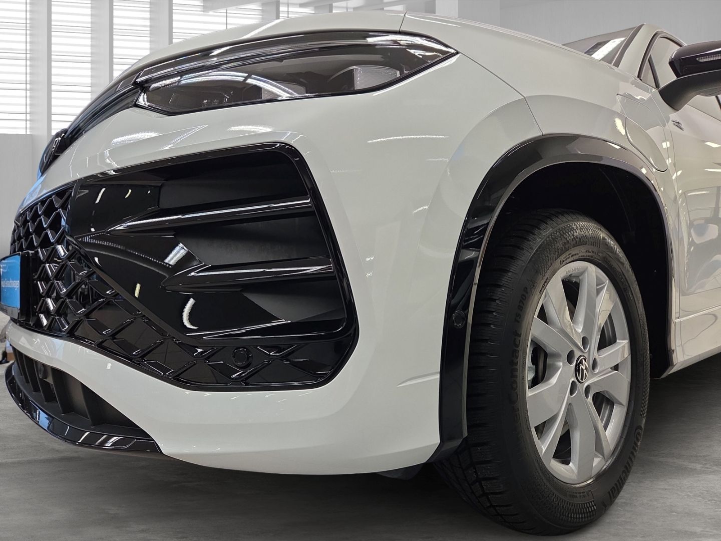 Fahrzeugabbildung Volkswagen Tayron R-Line 1.5 eHybrid DSG Sportpaket HUD AD