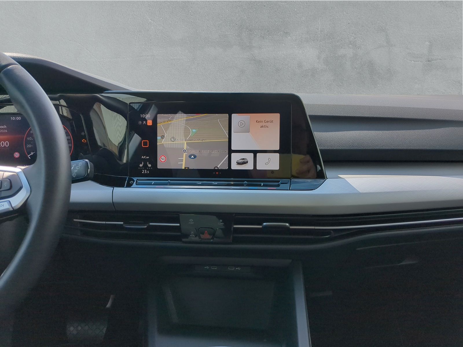 Fahrzeugabbildung Volkswagen Golf Variant 1.0 eTSI Life Kamera ACC SHZ AppCon