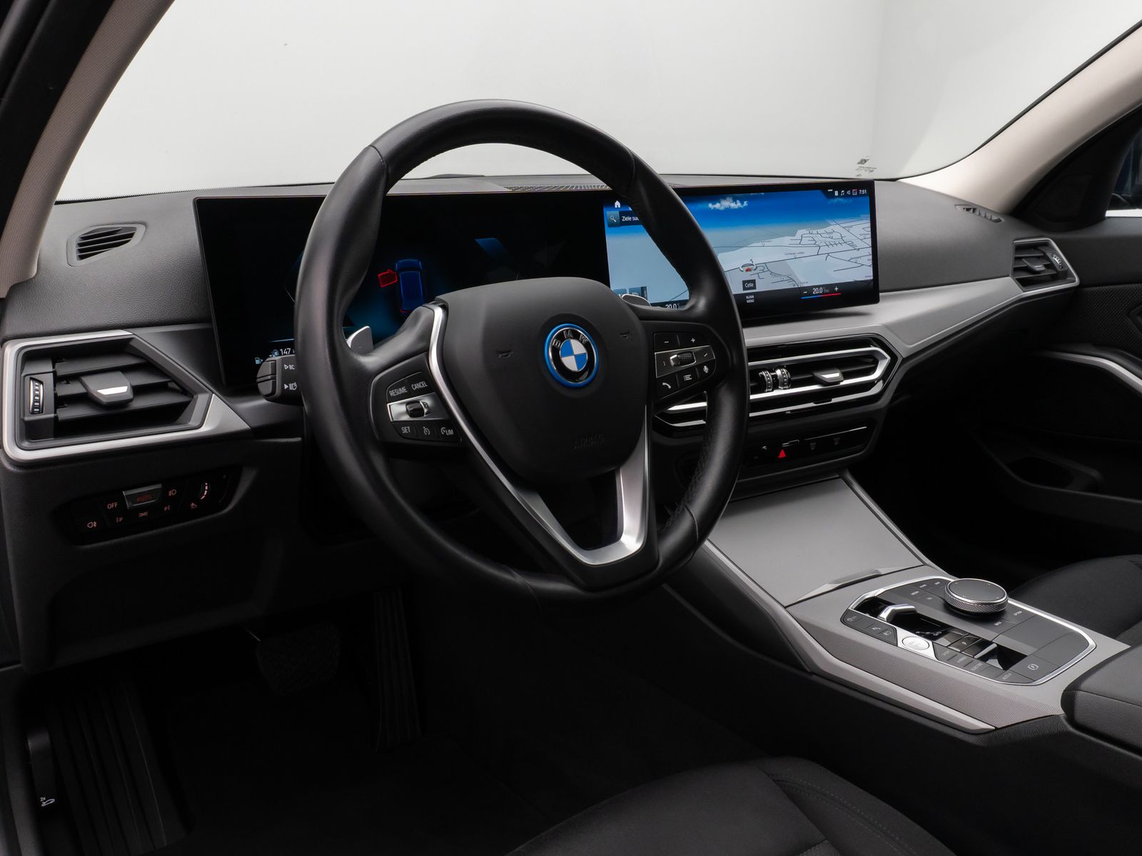 Fahrzeugabbildung BMW 330e Individual DAB HiFi Fernlichtassist PDC LED