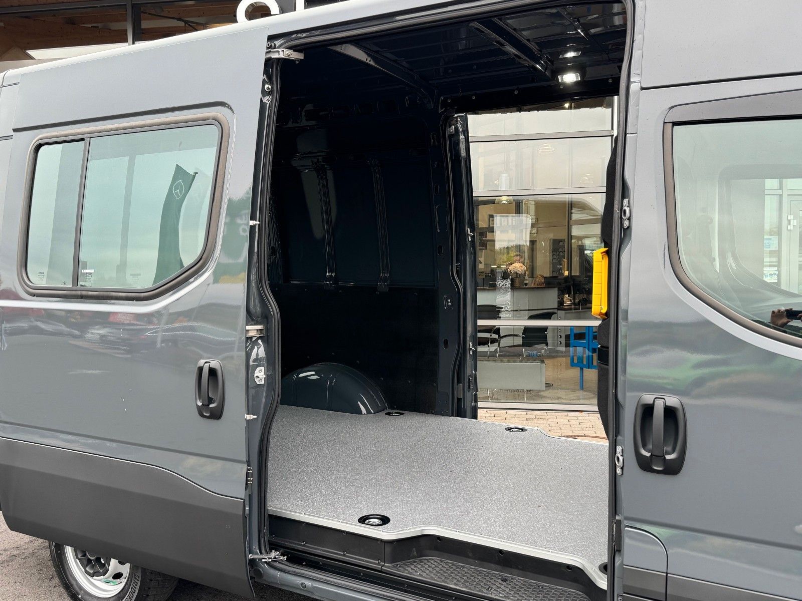 Fahrzeugabbildung Iveco Daily 35S18HA8 3.0L *R3.520mm*AHK*2xSchiebetür*