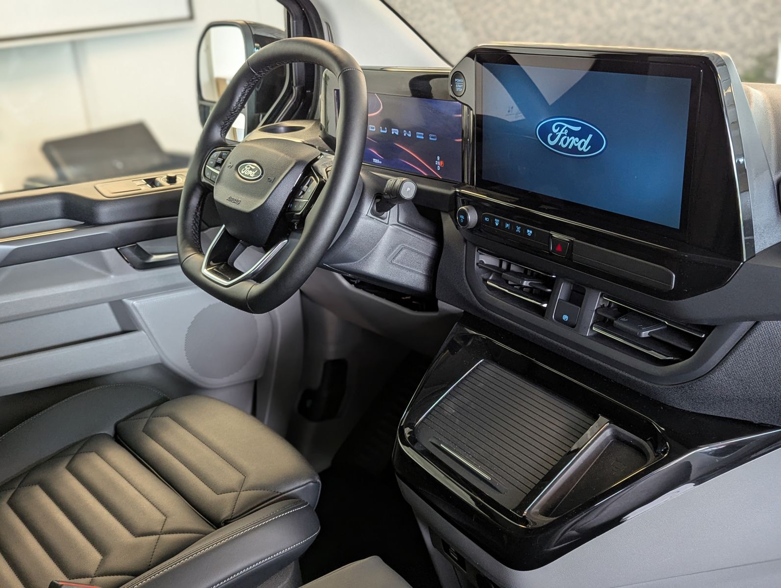 Fahrzeugabbildung Ford Tourneo Custom 320 Titaniu-X Leder Pano StHz AHK