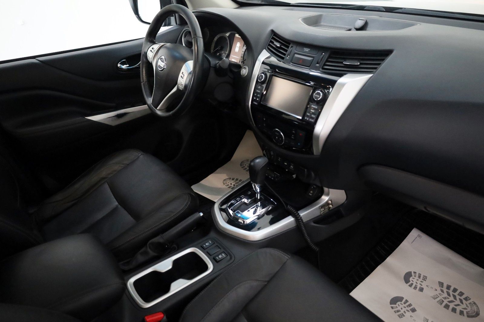 Fahrzeugabbildung Nissan Navara NP300 Tekna DOKA 4x4 Leder,SH,Navi,SD,AHK