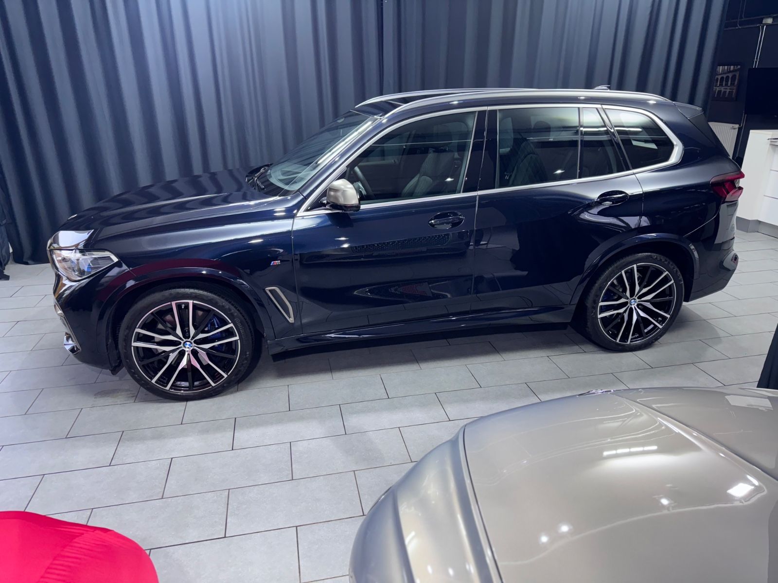 Fahrzeugabbildung BMW X5 M50d |LUFT|LASER|22-ZOLL|PANO|HEAD-UP|AHK