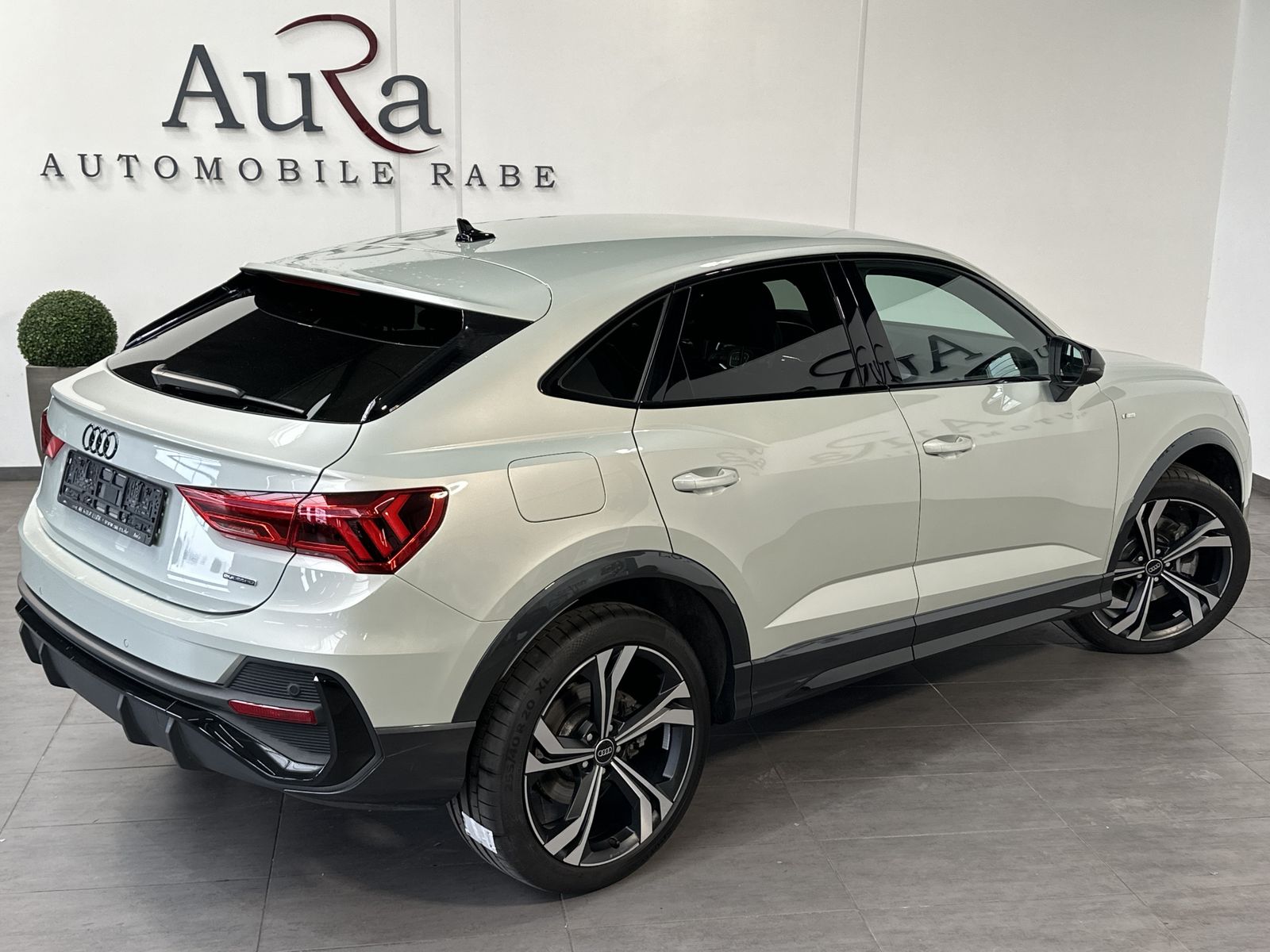 Fahrzeugabbildung Audi Q3 SpB 40 TDI Qu S-Line Black NAV+LED+V-COCKPIT