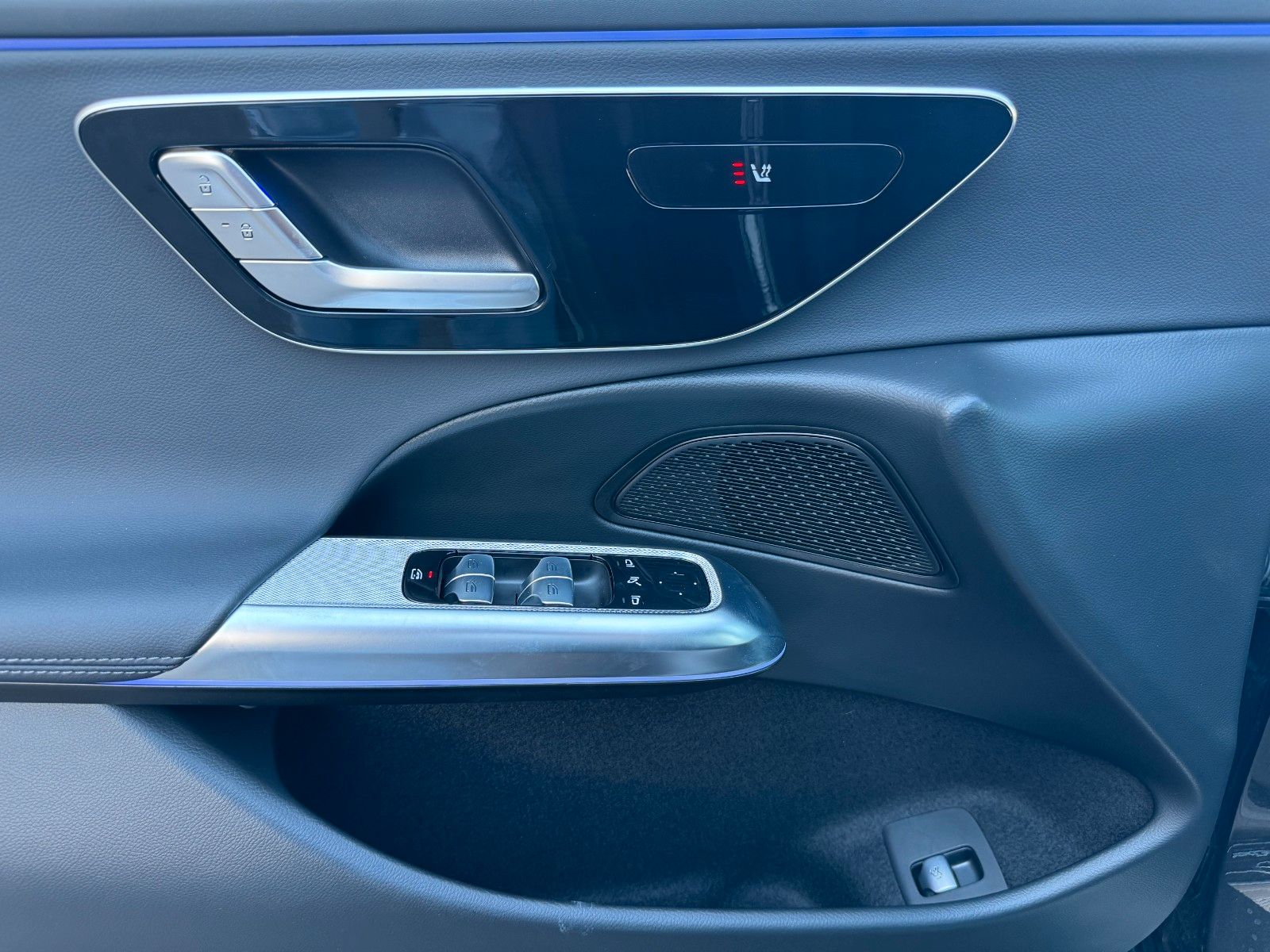 Fahrzeugabbildung Mercedes-Benz E 200 9G+AMG+NIGHT+KEYL+LED+DAB+TOTW+SPUR+MBUX+