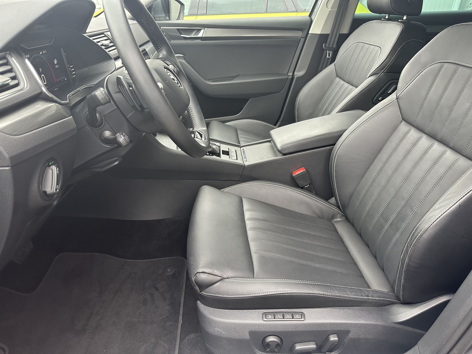 Fahrzeugabbildung SKODA Superb Combi 1.4 TSI iV Style DSG NAV+LED+ACC+VC