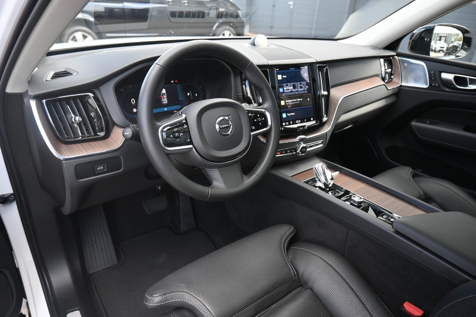 Fahrzeugabbildung Volvo XC60 UltimateDark AWD*MASS*LUFT*HUD*B&W*22"*360°