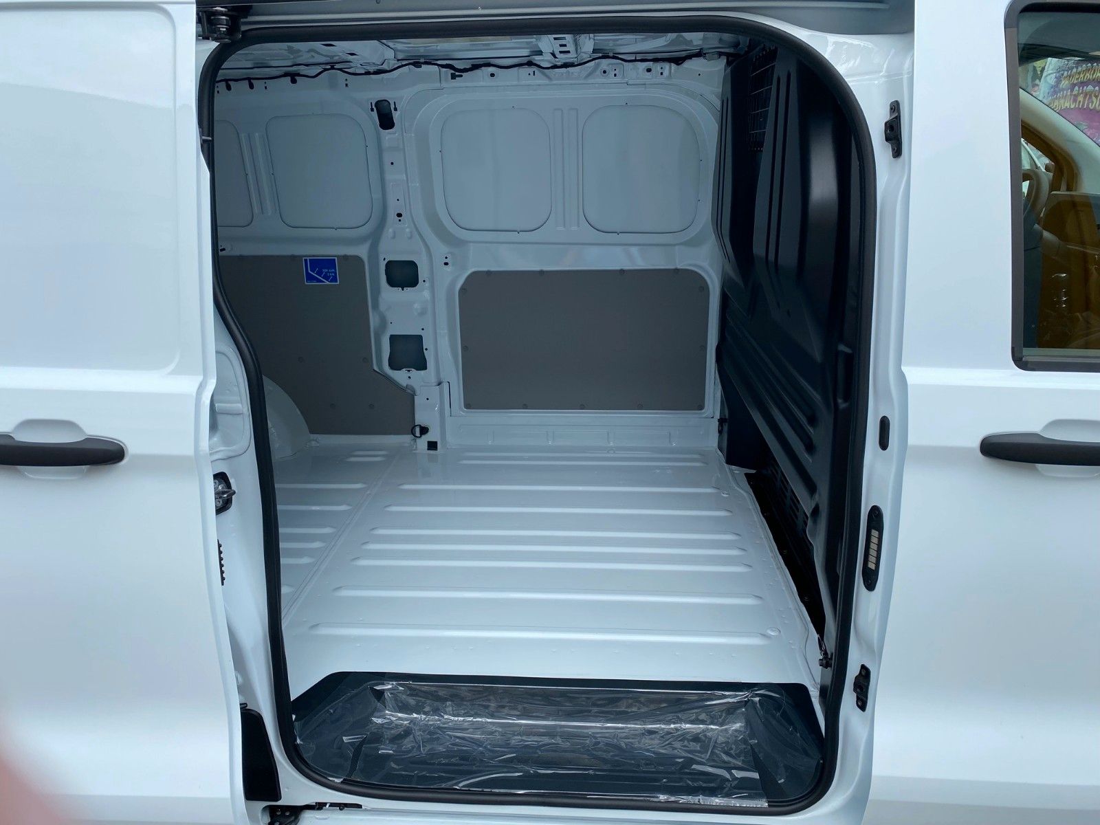 Fahrzeugabbildung Volkswagen T7 Transporter Kasten LR 2.0 TDI+KAMERA+NAVI+PDC