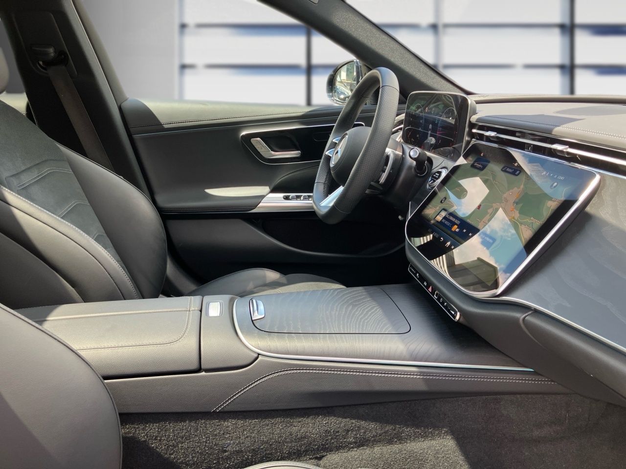 Fahrzeugabbildung Mercedes-Benz E 220 d T AMG+NIGHT+AHK+PANO+KEYLESS+