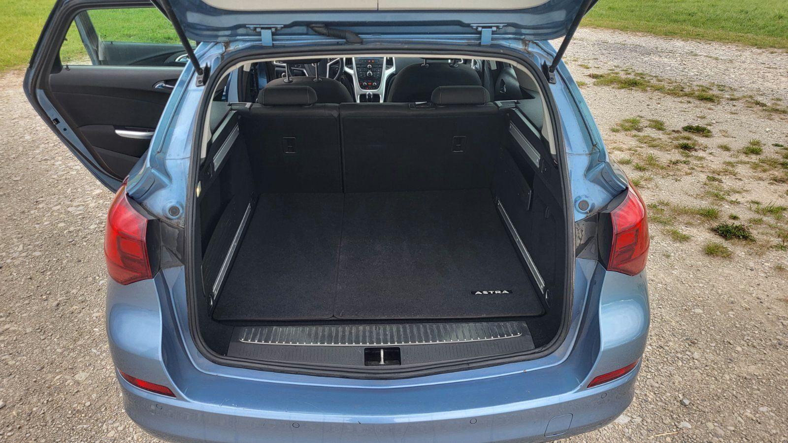 Opel Astra 2011 — photo 12