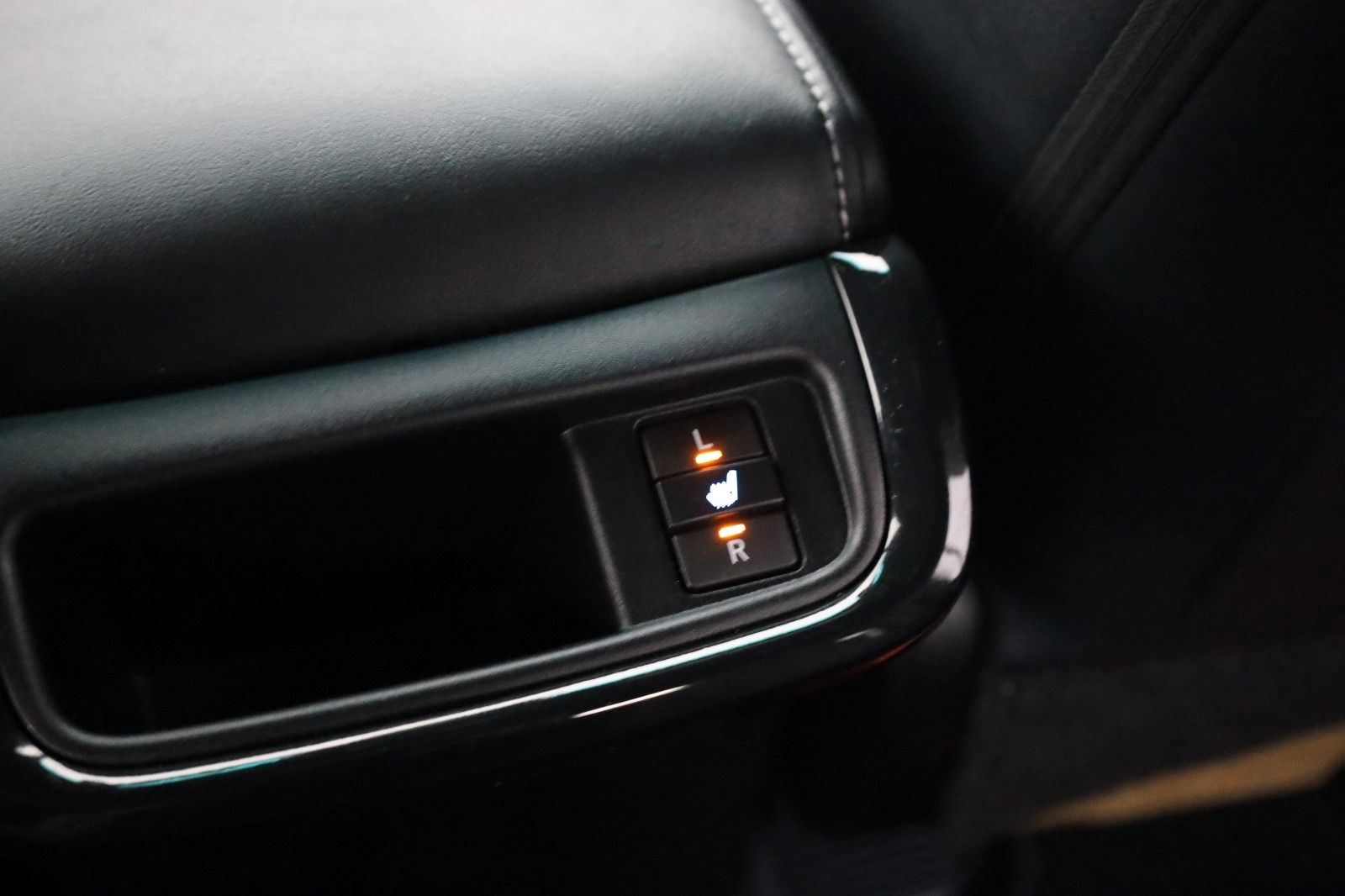 Fahrzeugabbildung Toyota Hilux 2.8 D-4D Invincible,Rollbügel,Rolo,ACC,AHK