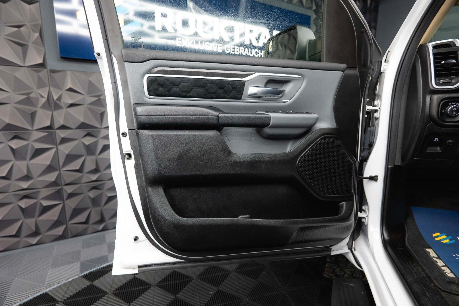 Fahrzeugabbildung Dodge RAM 5.7 V8 HEMI 4x4 OFFROAD Night-Paket *LED*