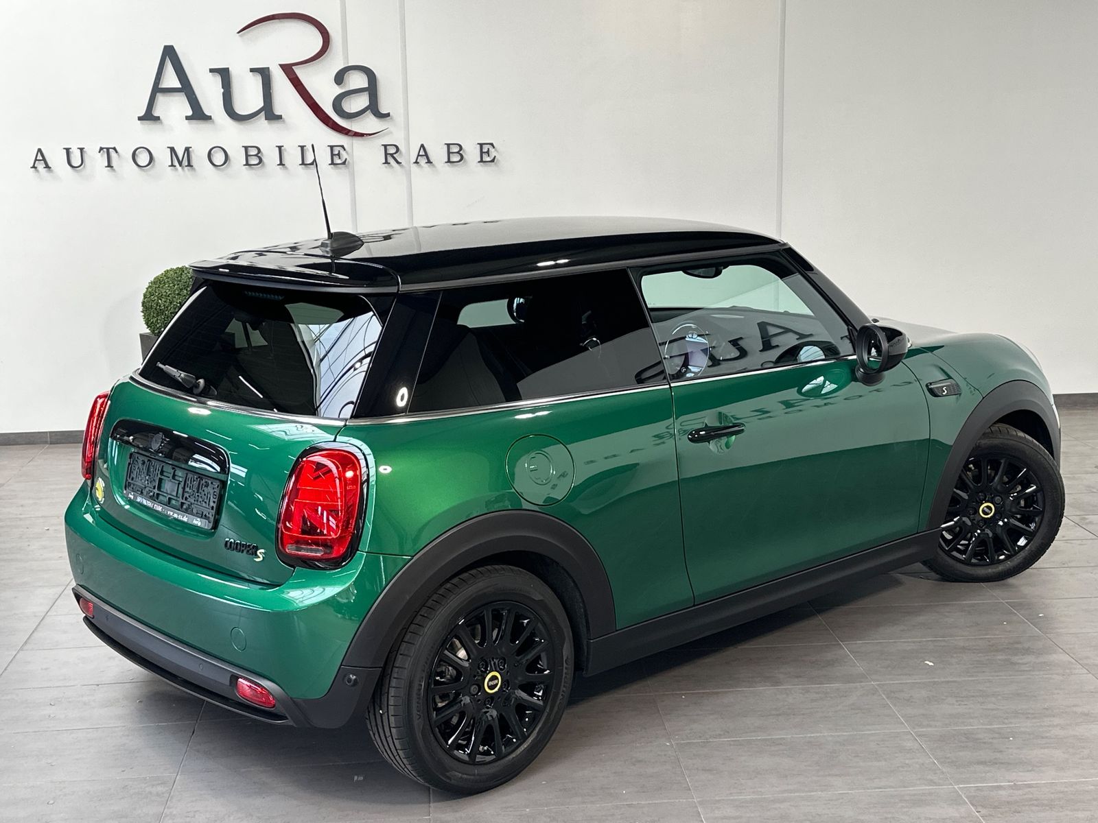 Fahrzeugabbildung MINI Cooper SE Classic Trim Black NAV+LED+KAM+SHZ