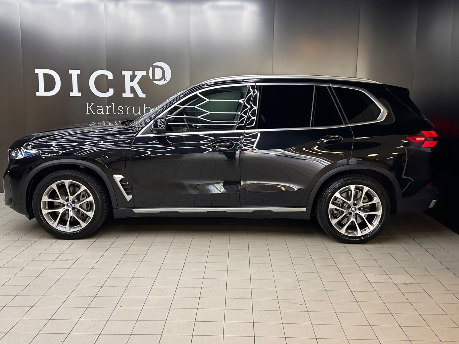 Fahrzeugabbildung BMW X5 50 e xDr PANO+MEMO+LUFT+LED+HEAD+H&K+AHK+360+