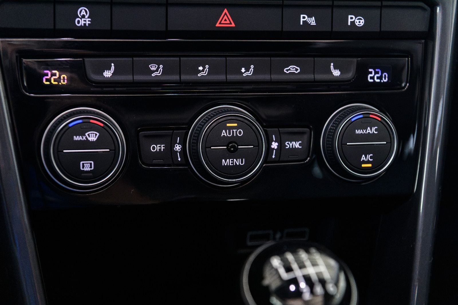 Fahrzeugabbildung Volkswagen T-Roc IQ.DRIVE+AHK+GJR+NAVI+PANORAMA+EL.HECKKLAP