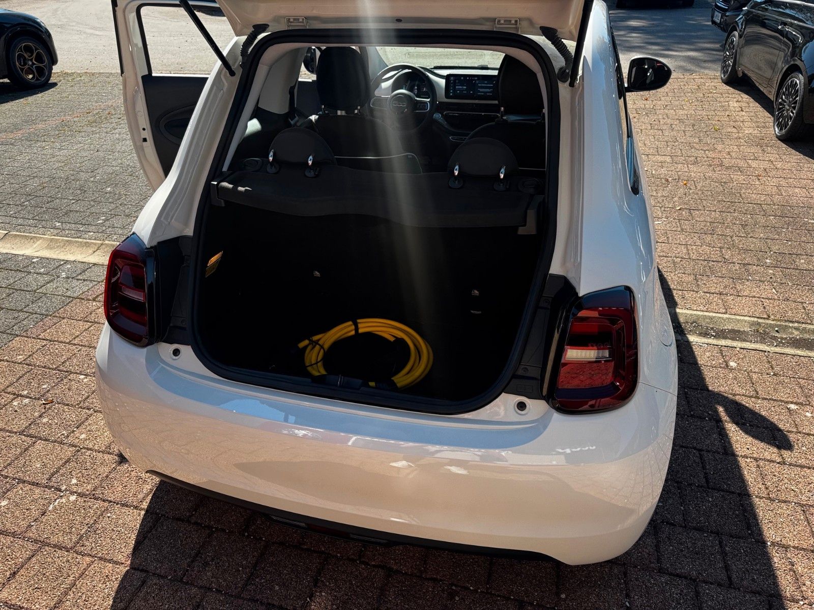 Fahrzeugabbildung Fiat 500e Carplay Klimaaut. Keyless