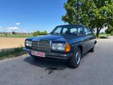 Mercedes-Benz 200 - blaue Mercedes-Benz 200