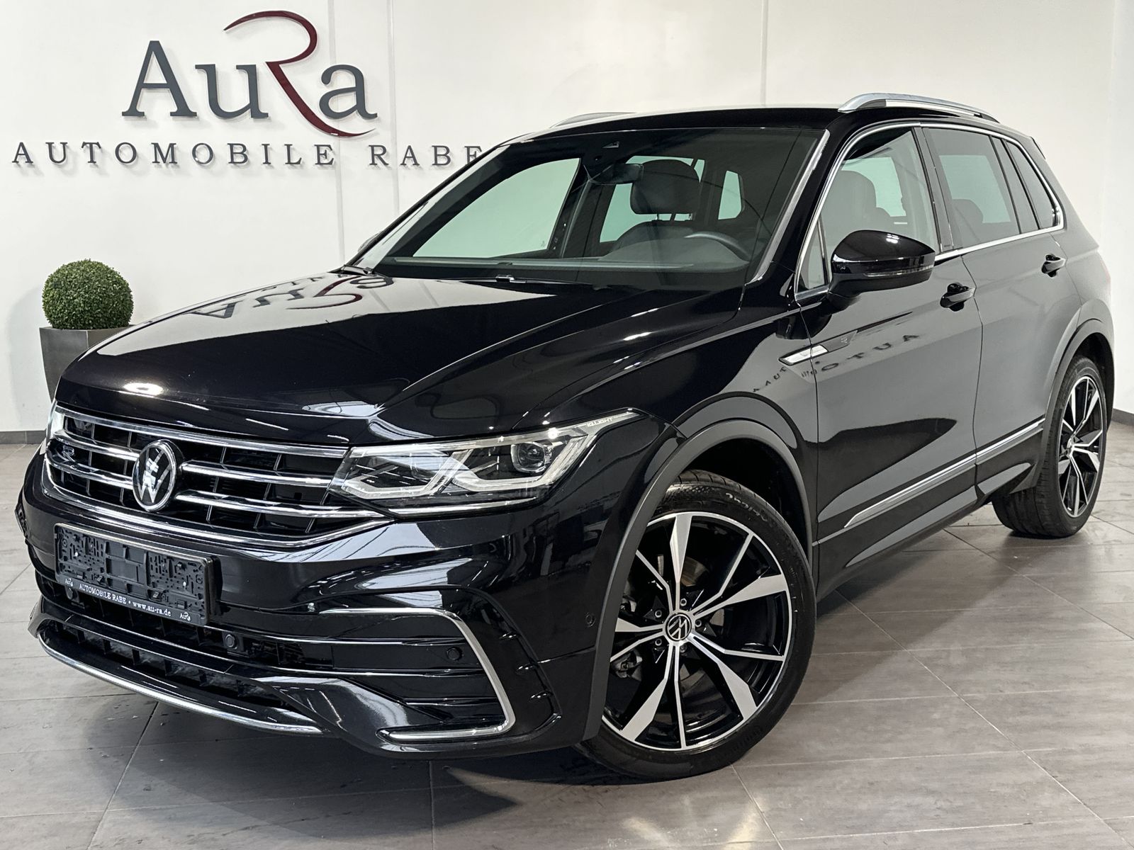 Fahrzeugabbildung Volkswagen Tiguan 1.5 TSI DSG R-Line NAV+LED+AHK+20ZOLL+KAM