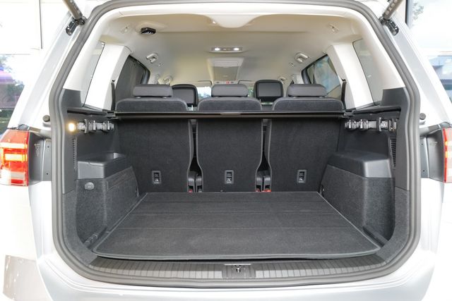 Volkswagen Touran 1.5TSI DSG Highline StdHz AHK Navi Rkam D